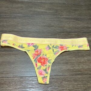 VICTORIA'S SECRET VERY SEXY High Cut Leg Low Rise Thong Panty Floral Medium NWT